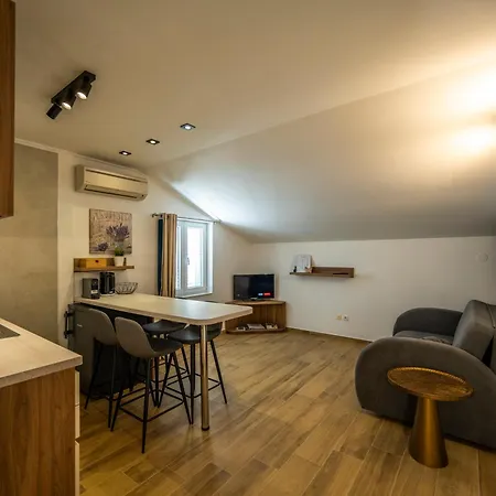 Apartment Regina 1 *